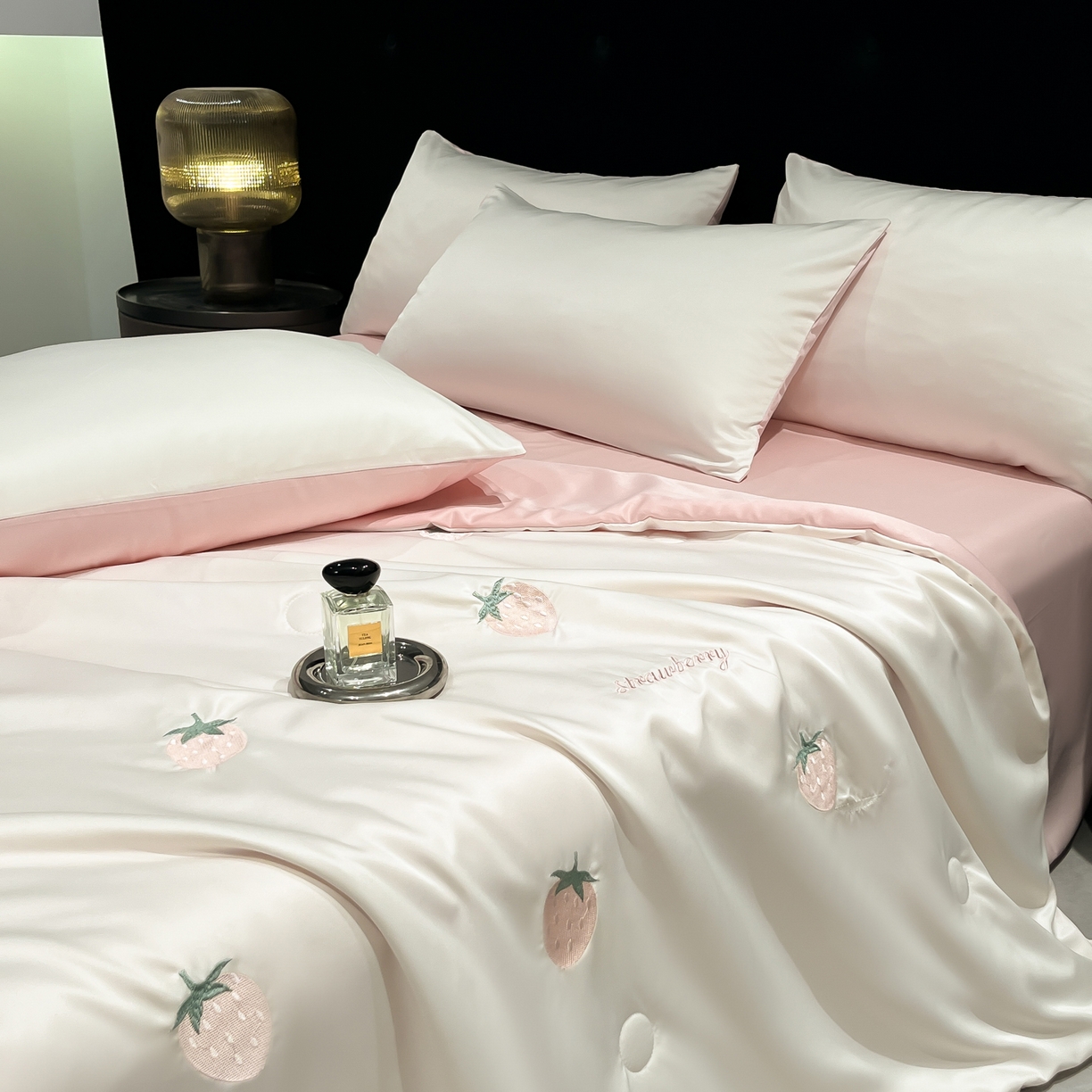 91家纺网 家纺一手货源 找家纺 红嘴企鹅 2026新款水洗冰丝刺绣夏被四件套 夏被-小猫奶油粉