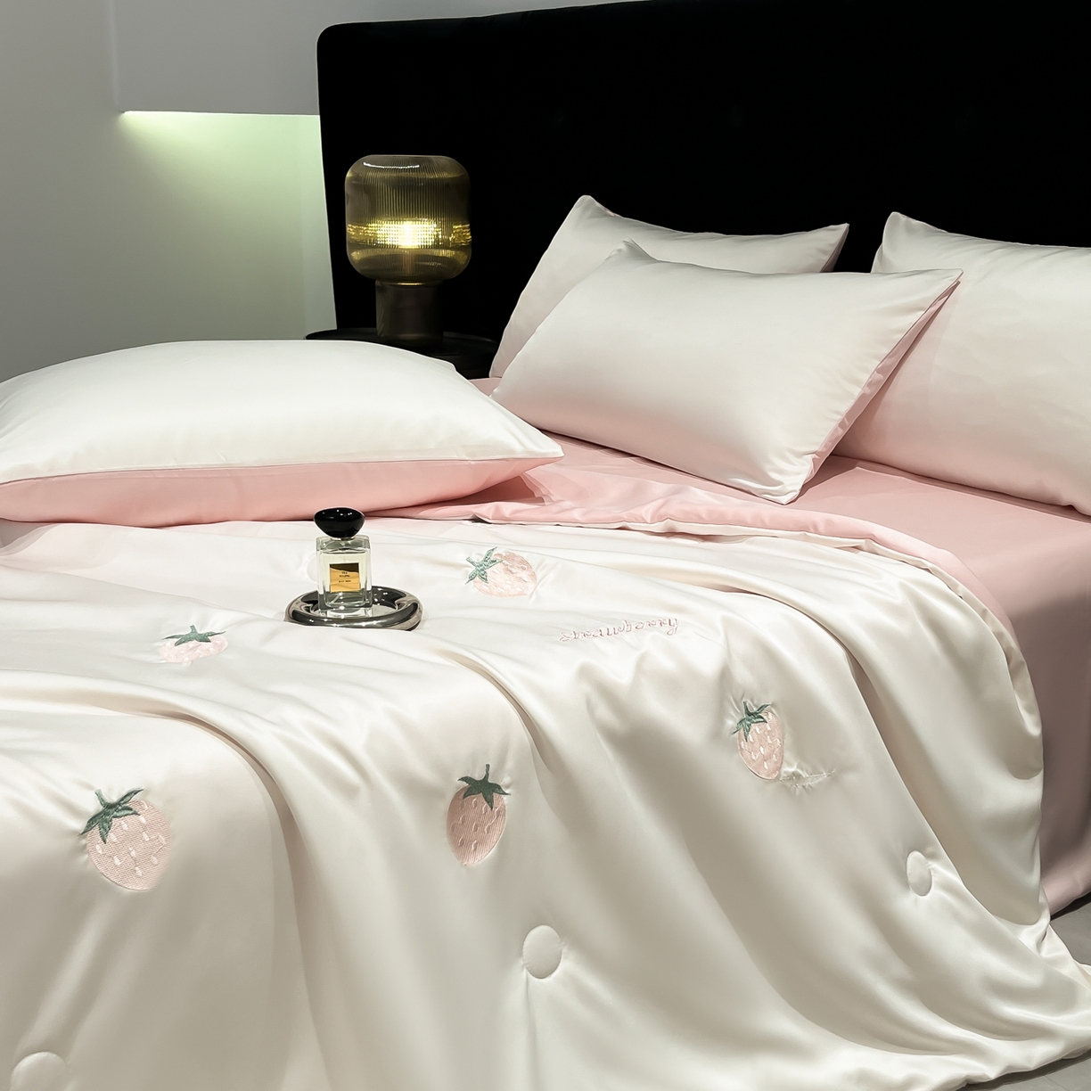 91家纺网 家纺一手货源 找家纺 红嘴企鹅 2026新款水洗冰丝刺绣夏被四件套 夏被-小猫奶油粉