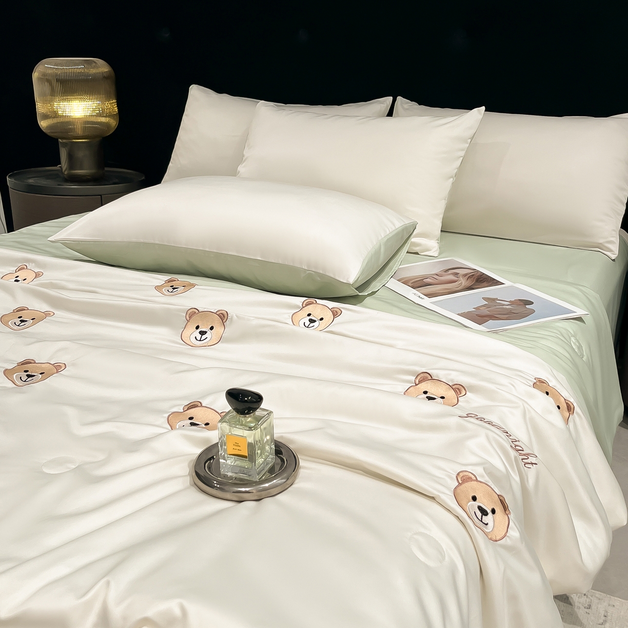 91家纺网 家纺一手货源 找家纺 红嘴企鹅 2026新款水洗冰丝刺绣夏被四件套 夏被-小熊 清新绿
