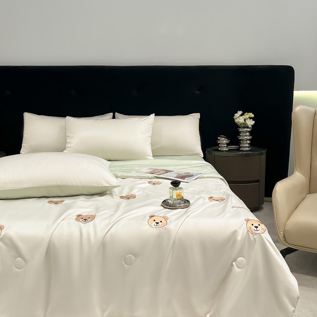 91家纺网 家纺一手货源 找家纺 红嘴企鹅 2026新款水洗冰丝刺绣夏被四件套 夏被-小熊 清新绿