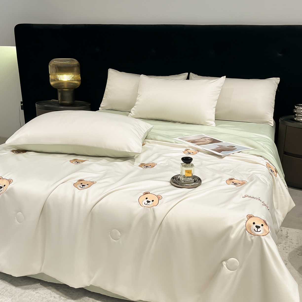 91家纺网 家纺一手货源 找家纺 红嘴企鹅 2026新款水洗冰丝刺绣夏被四件套 夏被-小熊 清新绿