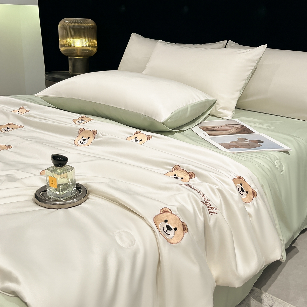 91家纺网 家纺一手货源 找家纺 红嘴企鹅 2026新款水洗冰丝刺绣夏被四件套 夏被-小熊 清新绿