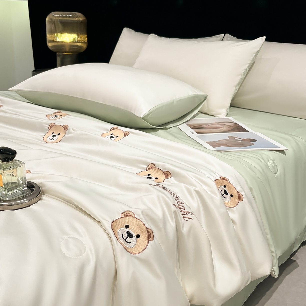 91家纺网 家纺一手货源 找家纺 红嘴企鹅 2026新款水洗冰丝刺绣夏被四件套 夏被-小熊 清新绿