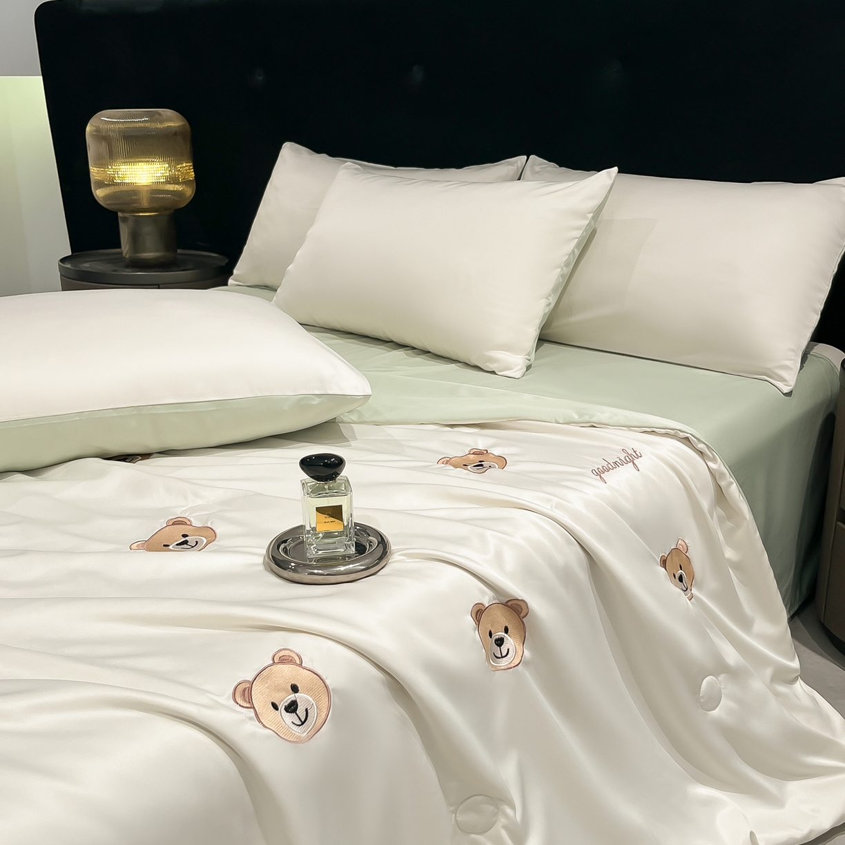 91家纺网 家纺一手货源 找家纺 红嘴企鹅 2026新款水洗冰丝刺绣夏被四件套 夏被-小熊 清新绿