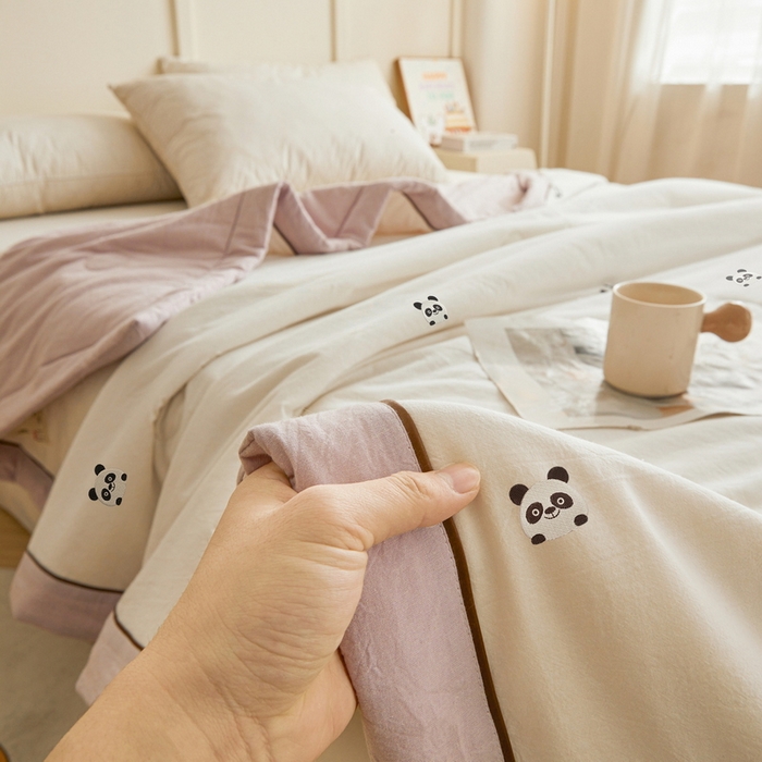 91家纺网 家纺一手货源 找家纺 仁凯家纺 2026新款A类100%棉花刺绣款手包边夏被夏凉被空调被 熊猫-紫