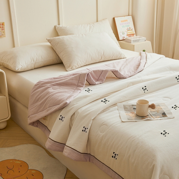 91家纺网 家纺一手货源 找家纺 仁凯家纺 2026新款A类100%棉花刺绣款手包边夏被夏凉被空调被 熊猫-紫