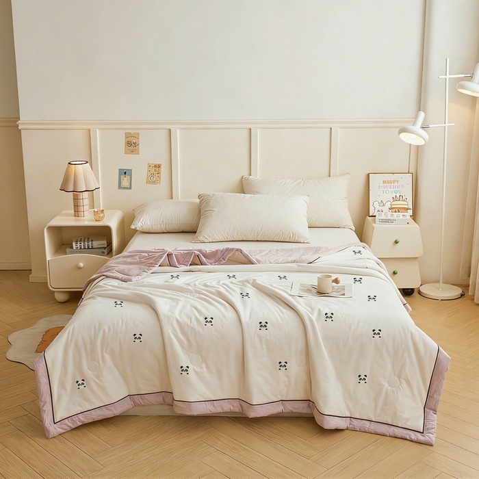 91家纺网 家纺一手货源 找家纺 仁凯家纺 2026新款A类100%棉花刺绣款手包边夏被夏凉被空调被 熊猫-紫