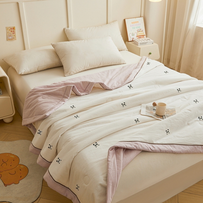 91家纺网 家纺一手货源 找家纺 仁凯家纺 2026新款A类100%棉花刺绣款手包边夏被夏凉被空调被 熊猫-紫