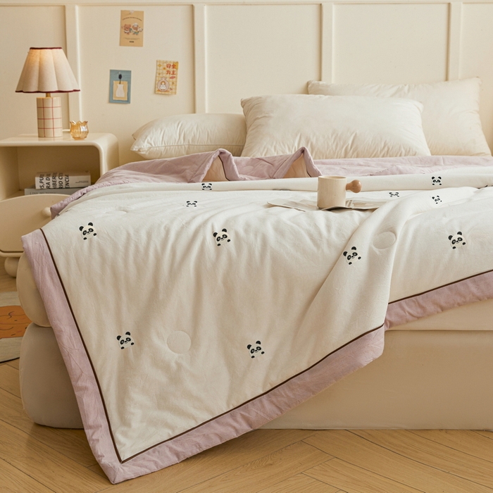 91家纺网 家纺一手货源 找家纺 仁凯家纺 2026新款A类100%棉花刺绣款手包边夏被夏凉被空调被 熊猫-紫