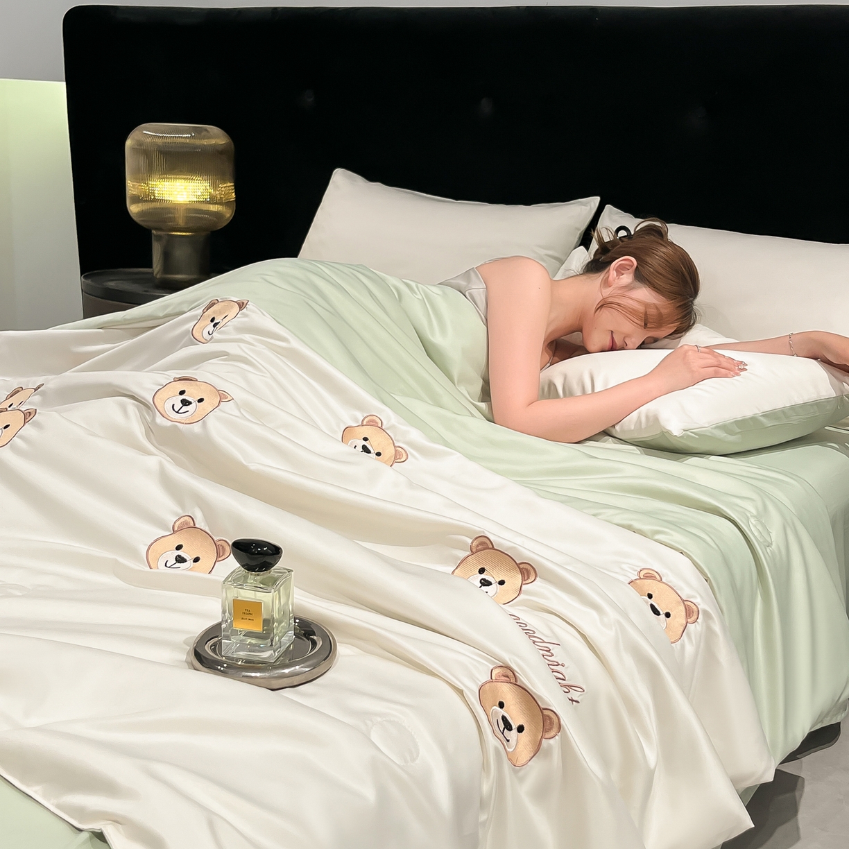 91家纺网 家纺一手货源 找家纺 红嘴企鹅 2026新款水洗冰丝刺绣夏被四件套 夏被-小熊 清新绿