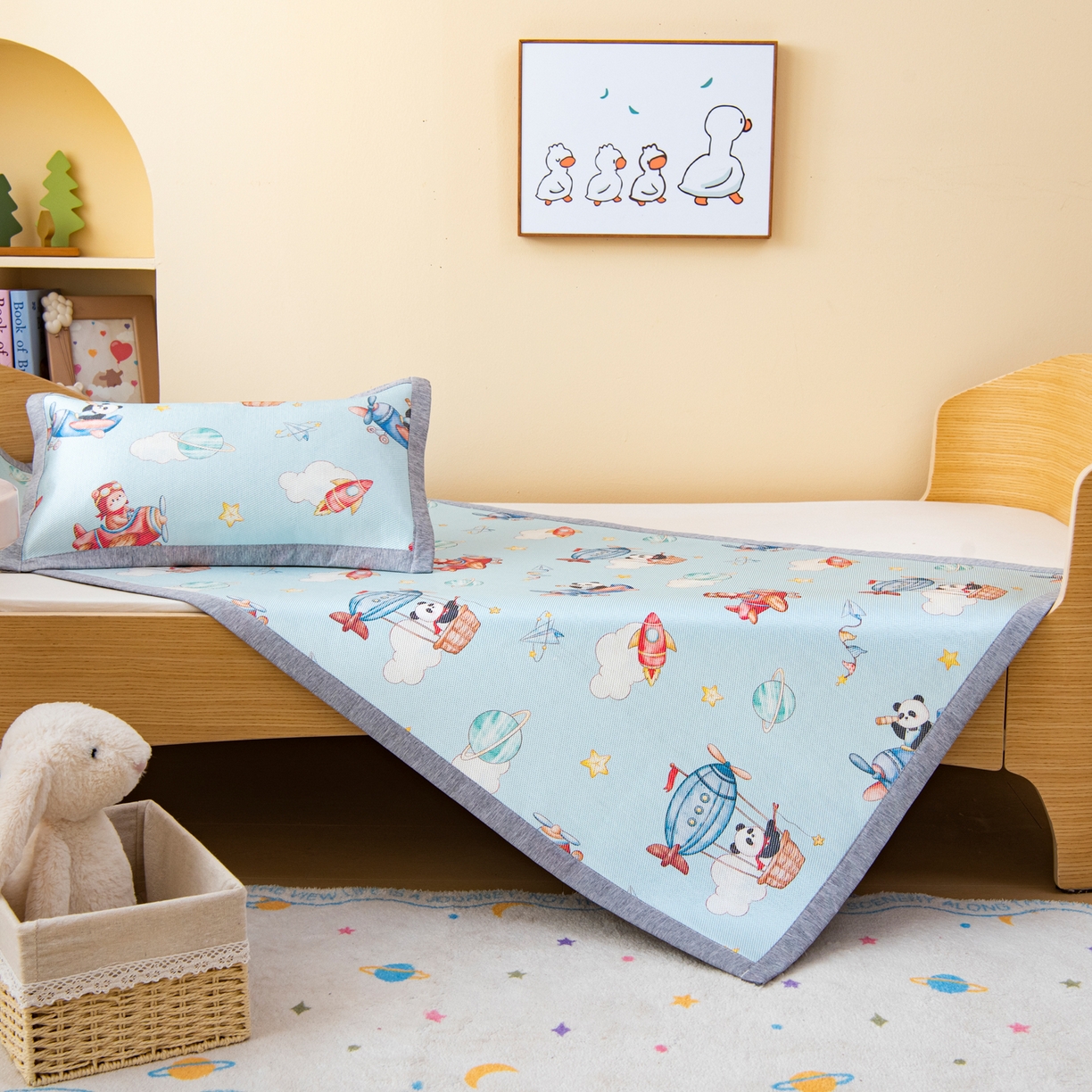 91家纺网 家纺一手货源 找家纺 吉咪兔家纺 2026新款席子幼儿园婴童儿童冰丝凉席冰丝席卡通藤席 飞行乐园