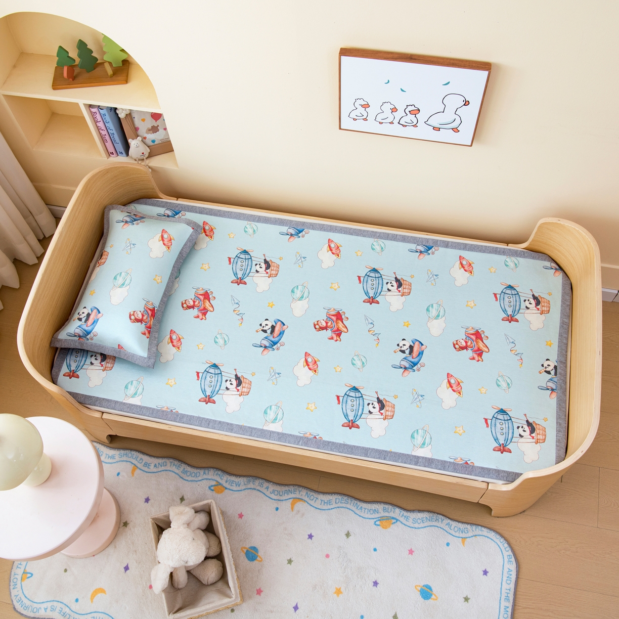 91家纺网 家纺一手货源 找家纺 吉咪兔家纺 2026新款席子幼儿园婴童儿童冰丝凉席冰丝席卡通藤席 飞行乐园