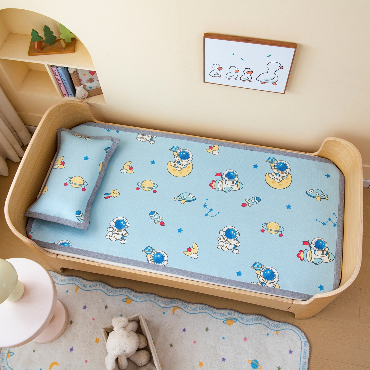 91家纺网 家纺一手货源 找家纺 吉咪兔家纺 2026新款席子幼儿园婴童儿童冰丝凉席冰丝席卡通藤席 遨游太空