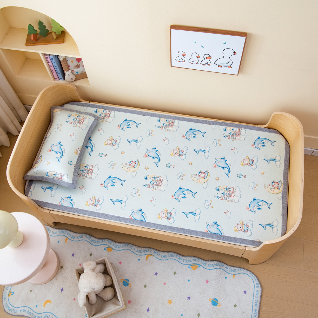 91家纺网 家纺一手货源 找家纺 吉咪兔家纺 2026新款席子幼儿园婴童儿童冰丝凉席冰丝席卡通藤席 海豚小熊