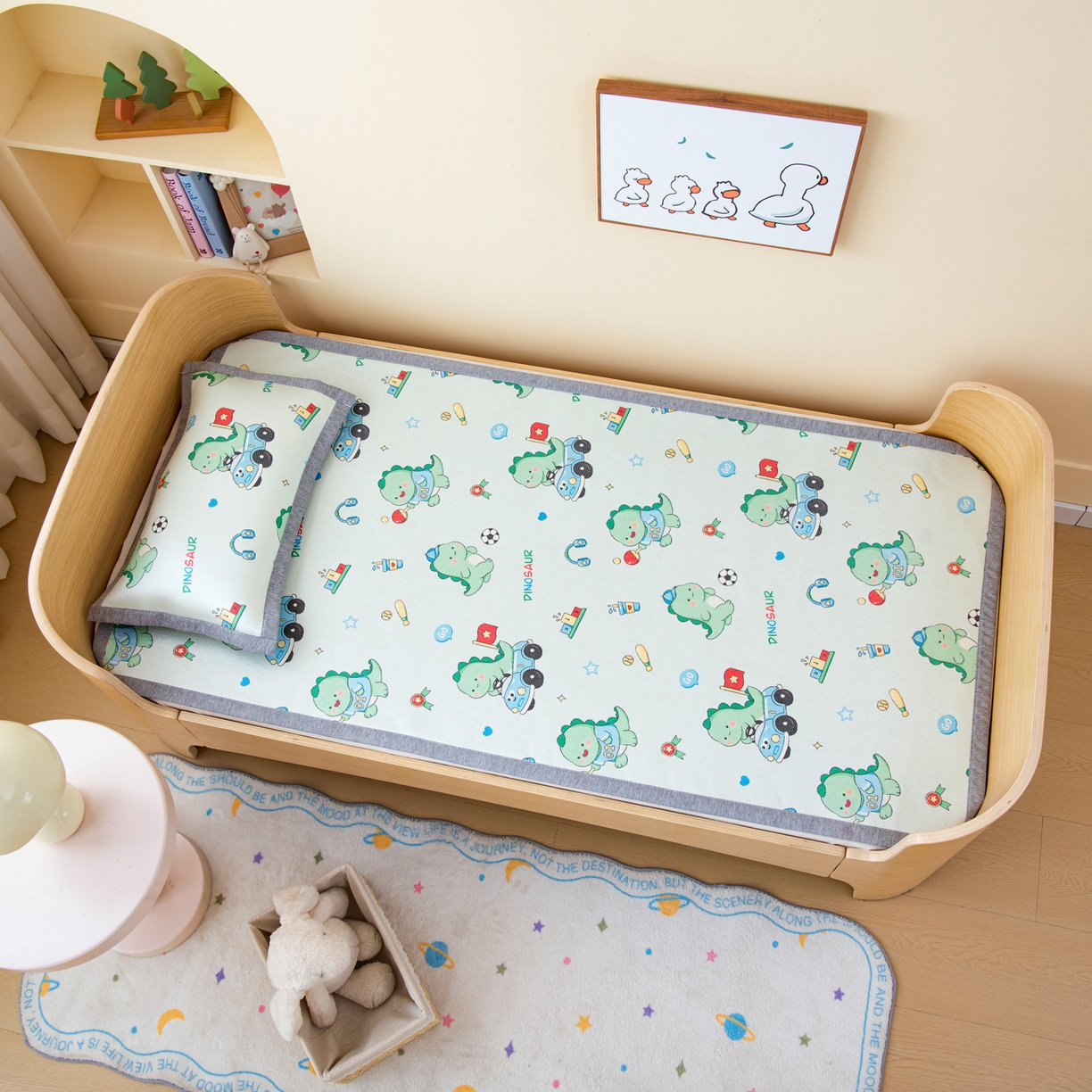 91家纺网 家纺一手货源 找家纺 吉咪兔家纺 2026新款席子幼儿园婴童儿童冰丝凉席冰丝席卡通藤席 运动恐龙