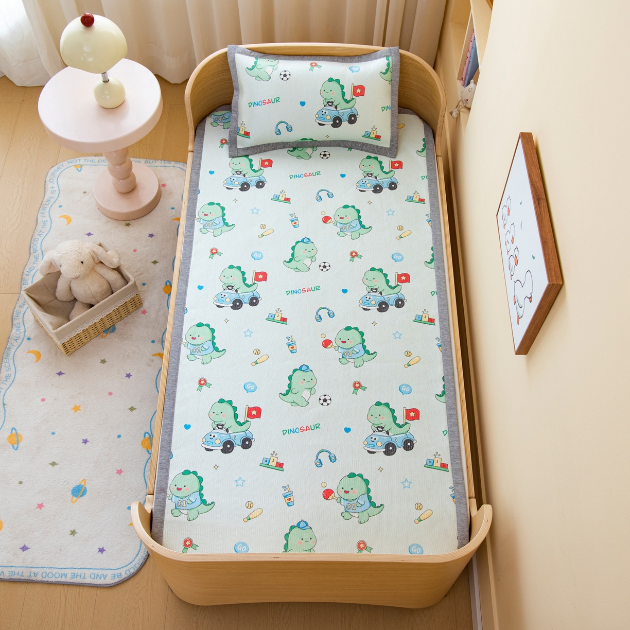 91家纺网 家纺一手货源 找家纺 吉咪兔家纺 2026新款席子幼儿园婴童儿童冰丝凉席冰丝席卡通藤席 运动恐龙