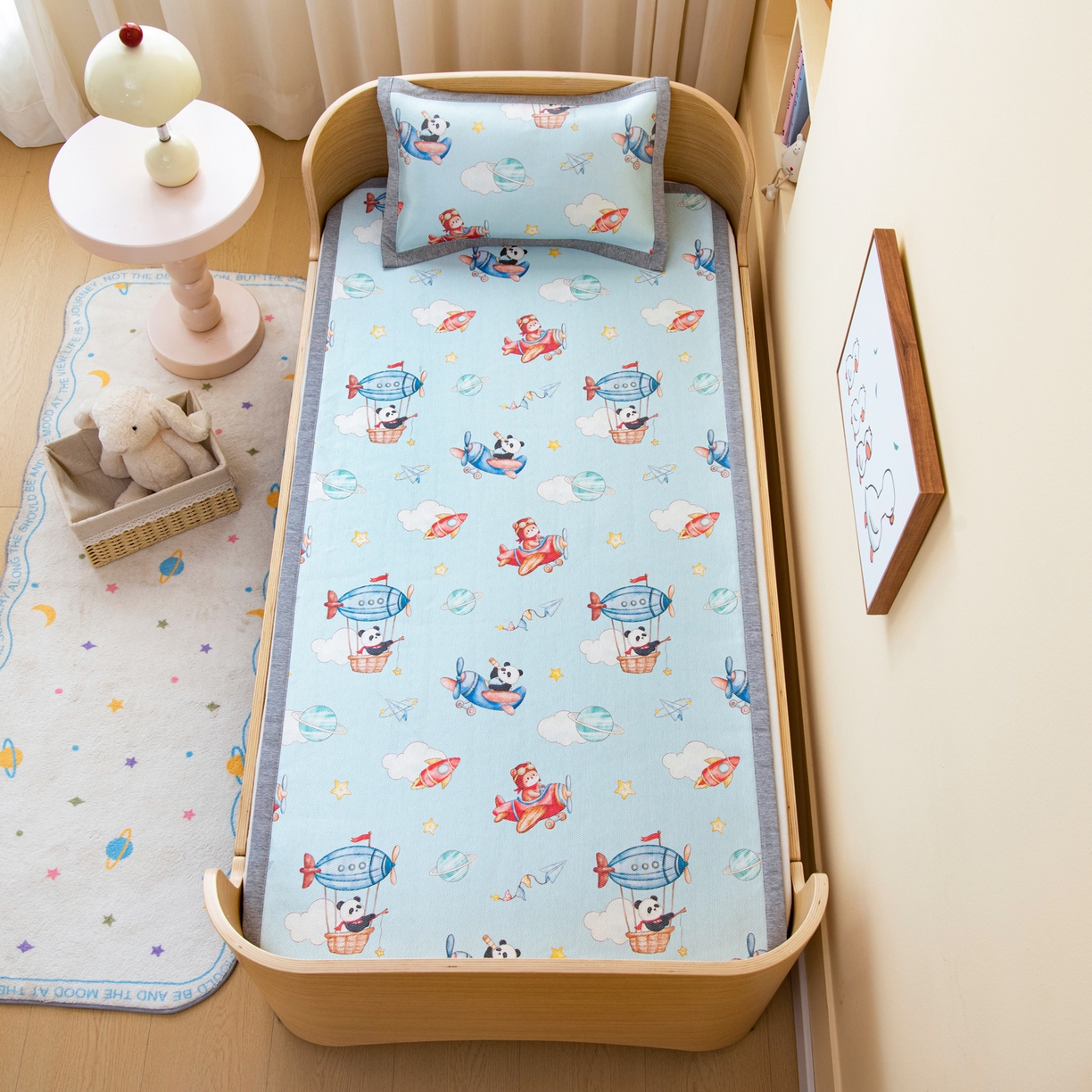 91家纺网 家纺一手货源 找家纺 吉咪兔家纺 2026新款席子幼儿园婴童儿童冰丝凉席冰丝席卡通藤席 飞行乐园