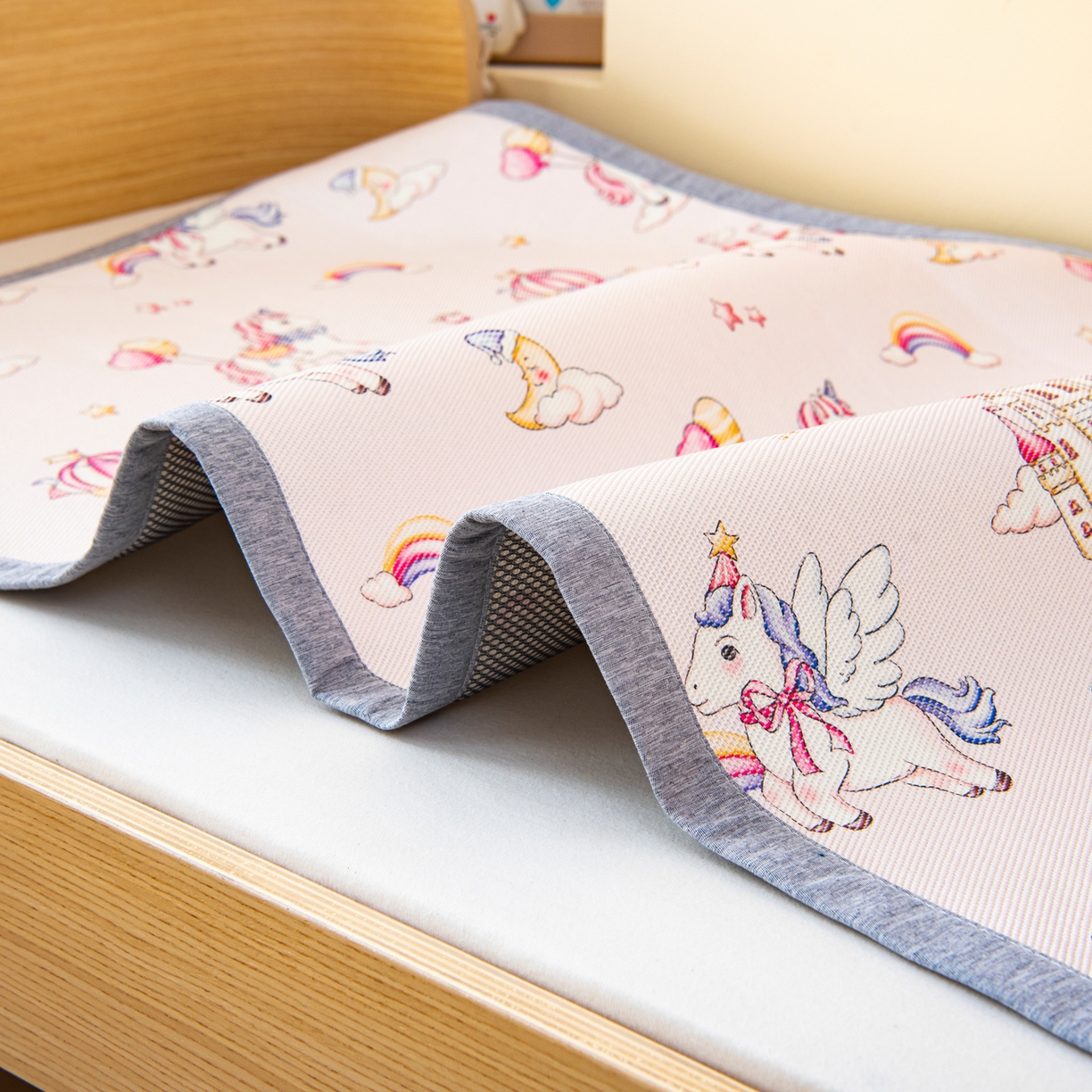 91家纺网 家纺一手货源 找家纺 吉咪兔家纺 2026新款席子幼儿园婴童儿童冰丝凉席冰丝席卡通藤席 梦幻小马