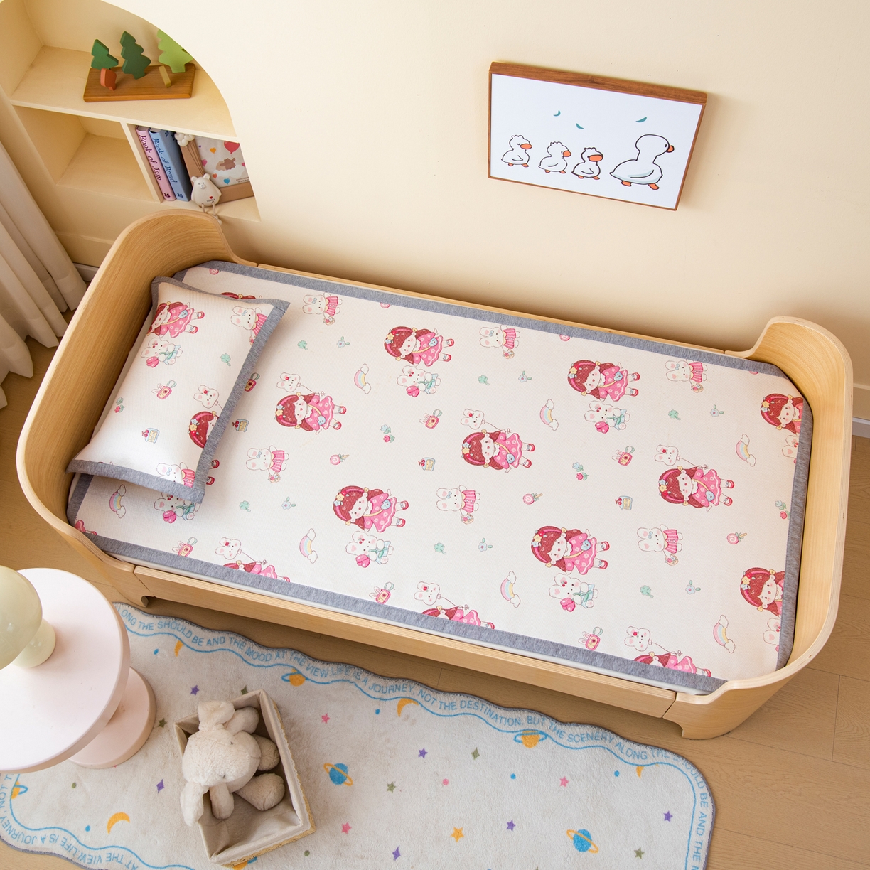 91家纺网 家纺一手货源 找家纺 吉咪兔家纺 2026新款席子幼儿园婴童儿童冰丝凉席冰丝席卡通藤席 小女孩