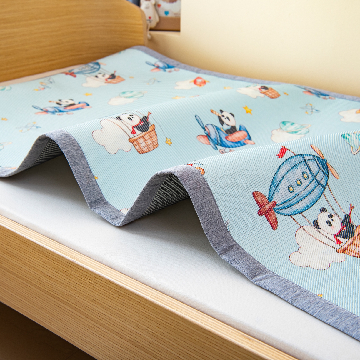 91家纺网 家纺一手货源 找家纺 吉咪兔家纺 2026新款席子幼儿园婴童儿童冰丝凉席冰丝席卡通藤席 飞行乐园