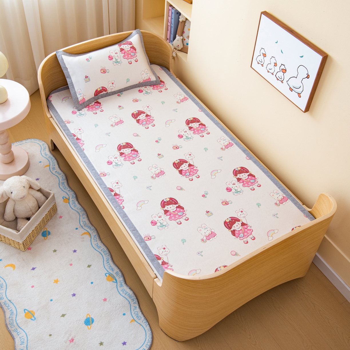 91家纺网 家纺一手货源 找家纺 吉咪兔家纺 2026新款席子幼儿园婴童儿童冰丝凉席冰丝席卡通藤席 小女孩