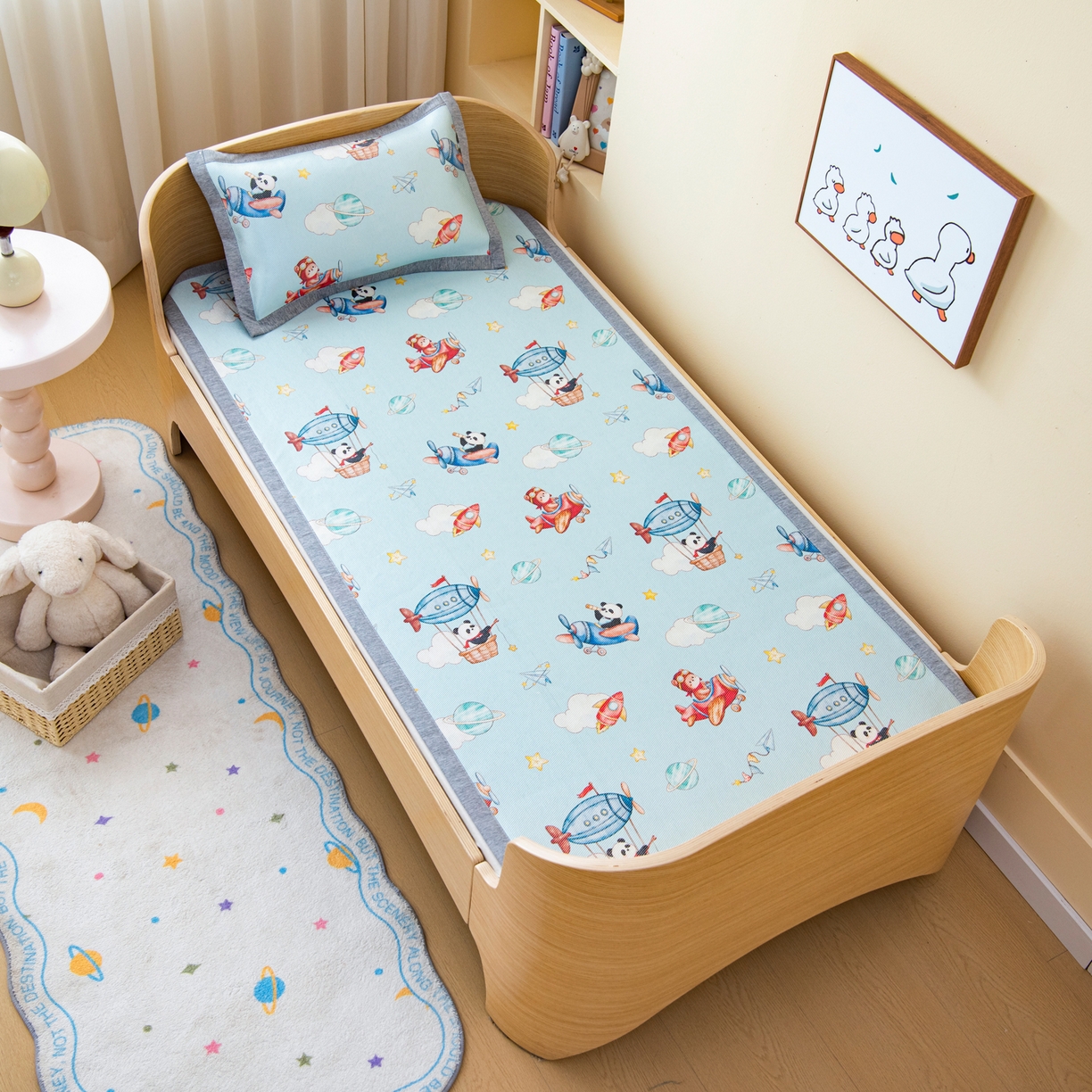 91家纺网 家纺一手货源 找家纺 吉咪兔家纺 2026新款席子幼儿园婴童儿童冰丝凉席冰丝席卡通藤席 飞行乐园