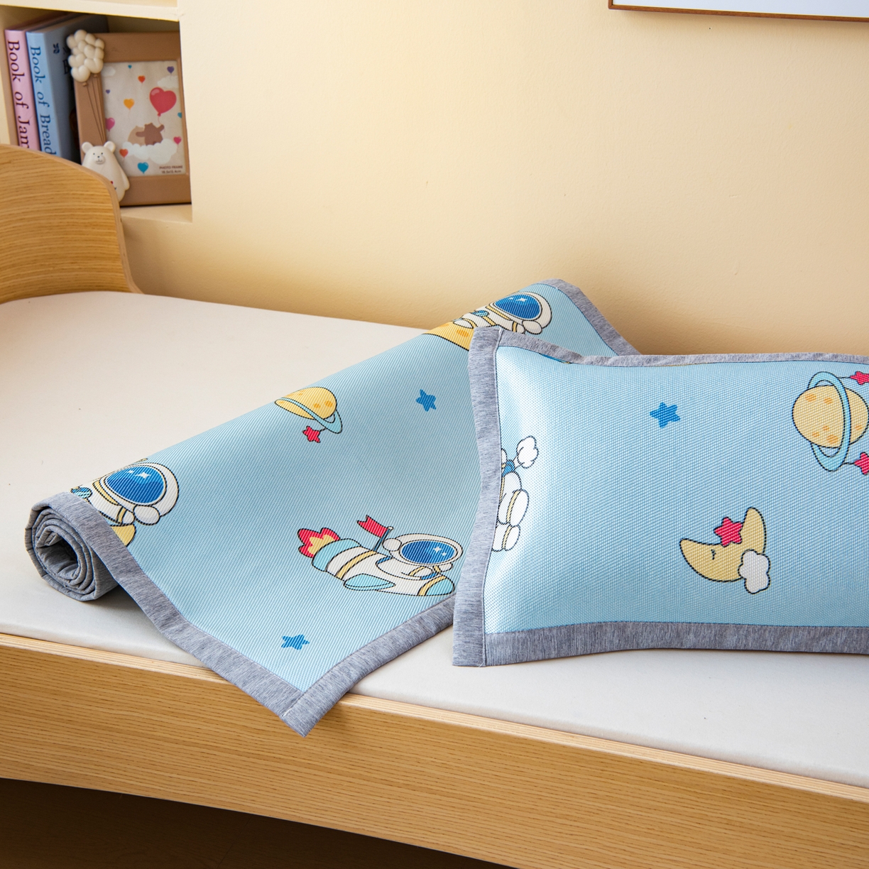 91家纺网 家纺一手货源 找家纺 吉咪兔家纺 2026新款席子幼儿园婴童儿童冰丝凉席冰丝席卡通藤席 遨游太空