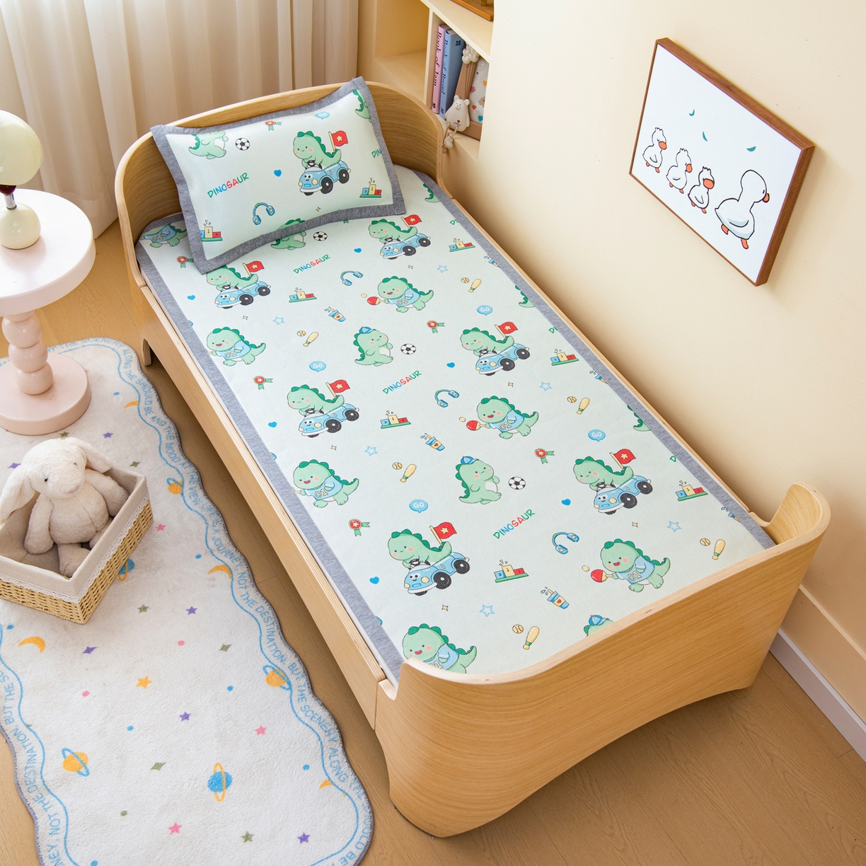 91家纺网 家纺一手货源 找家纺 吉咪兔家纺 2026新款席子幼儿园婴童儿童冰丝凉席冰丝席卡通藤席 运动恐龙