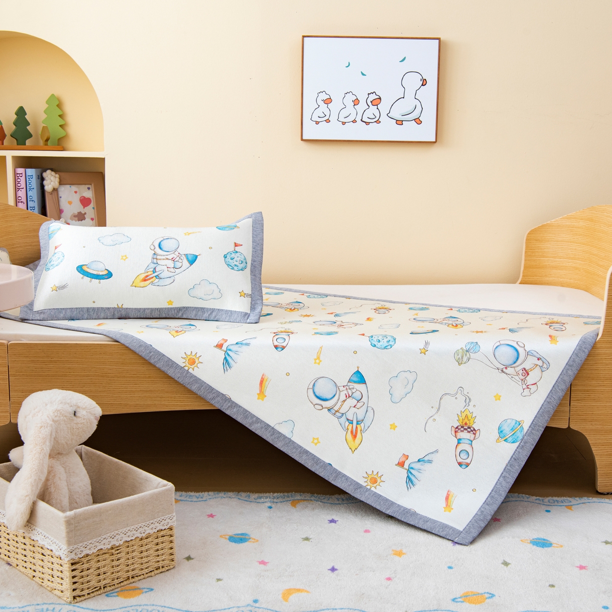 91家纺网 家纺一手货源 找家纺 吉咪兔家纺 2026新款席子幼儿园婴童儿童冰丝凉席冰丝席卡通藤席 宇航乐园