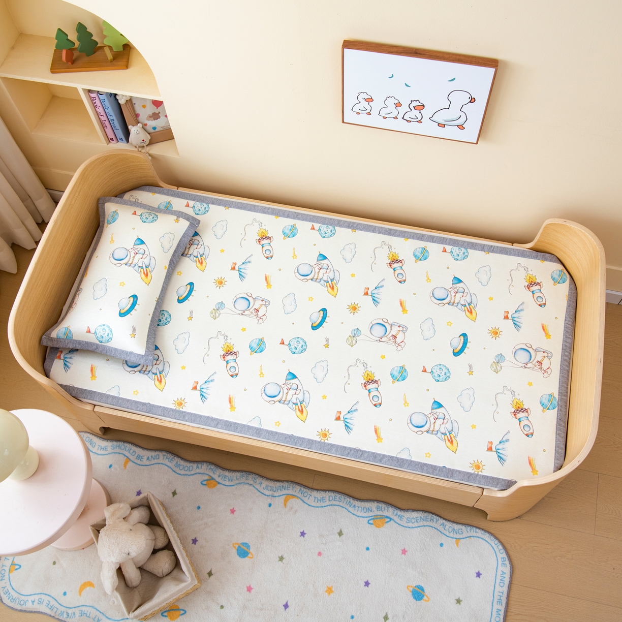 91家纺网 家纺一手货源 找家纺 吉咪兔家纺 2026新款席子幼儿园婴童儿童冰丝凉席冰丝席卡通藤席 宇航乐园