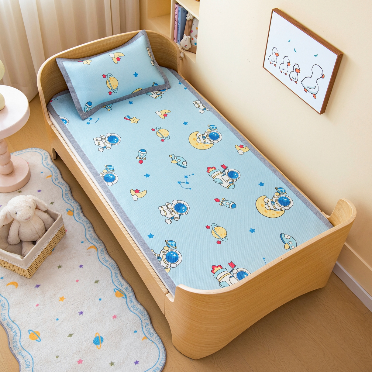 91家纺网 家纺一手货源 找家纺 吉咪兔家纺 2026新款席子幼儿园婴童儿童冰丝凉席冰丝席卡通藤席 遨游太空