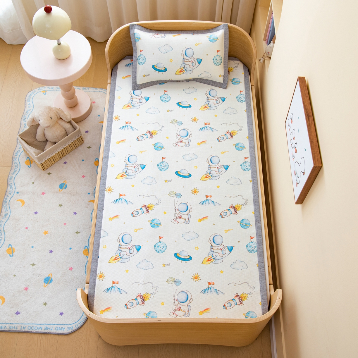 91家纺网 家纺一手货源 找家纺 吉咪兔家纺 2026新款席子幼儿园婴童儿童冰丝凉席冰丝席卡通藤席 宇航乐园