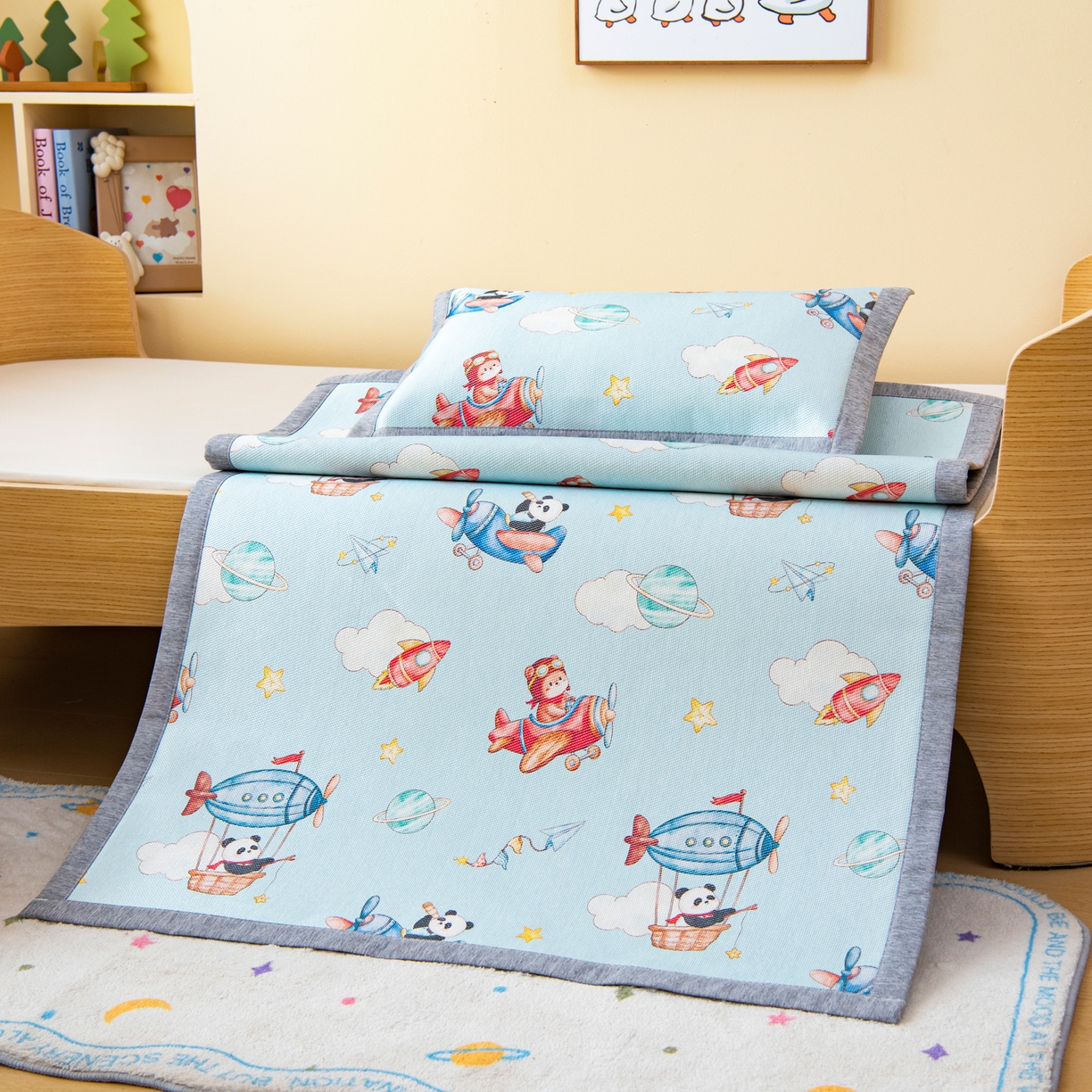 91家纺网 家纺一手货源 找家纺 吉咪兔家纺 2026新款席子幼儿园婴童儿童冰丝凉席冰丝席卡通藤席 飞行乐园