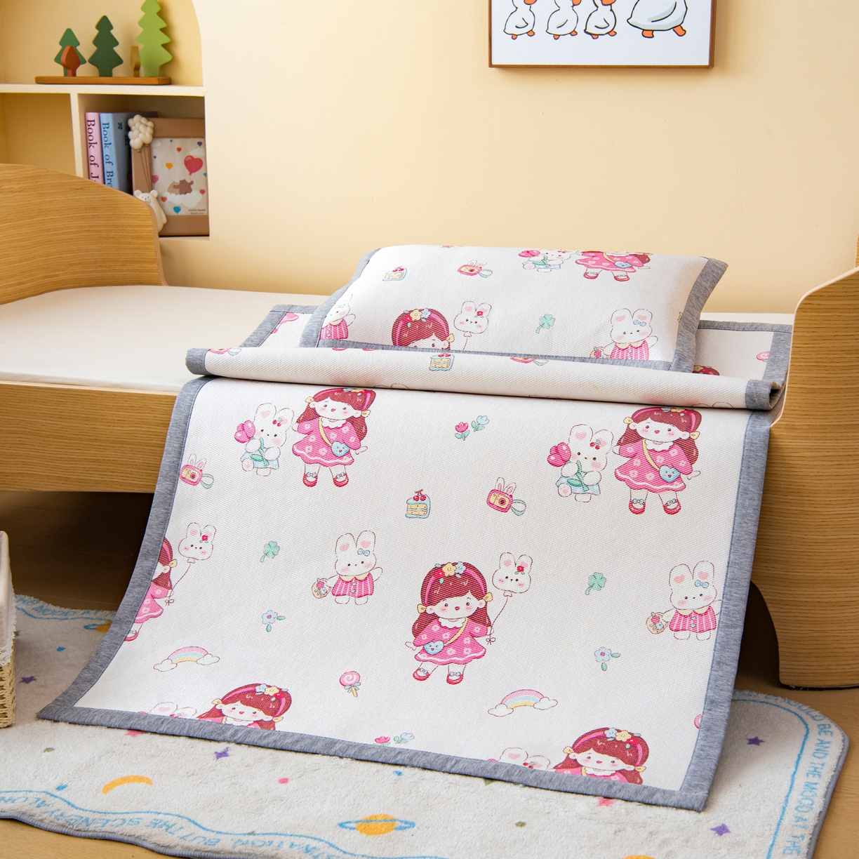 91家纺网 家纺一手货源 找家纺 吉咪兔家纺 2026新款席子幼儿园婴童儿童冰丝凉席冰丝席卡通藤席 小女孩