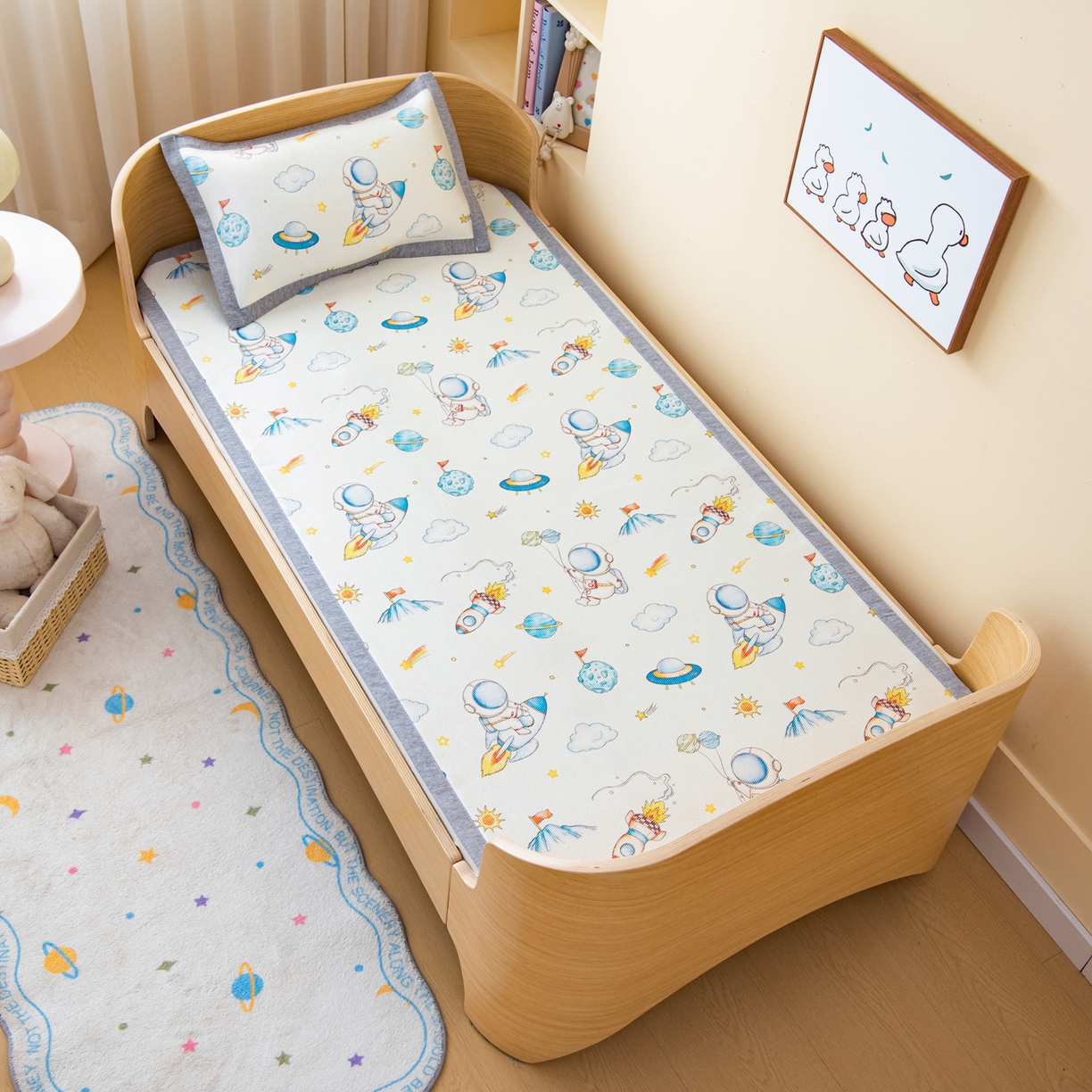 91家纺网 家纺一手货源 找家纺 吉咪兔家纺 2026新款席子幼儿园婴童儿童冰丝凉席冰丝席卡通藤席 宇航乐园