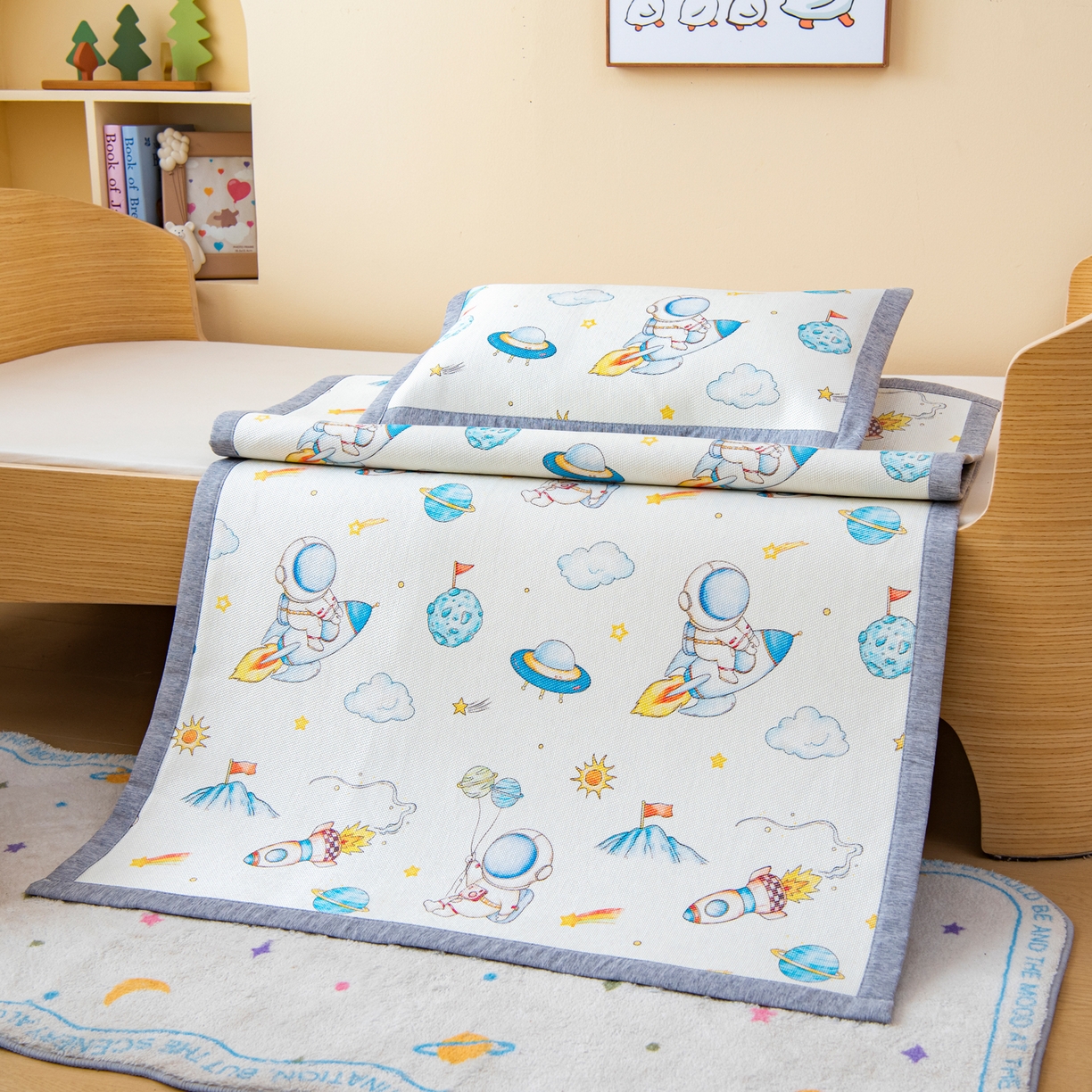 91家纺网 家纺一手货源 找家纺 吉咪兔家纺 2026新款席子幼儿园婴童儿童冰丝凉席冰丝席卡通藤席 宇航乐园