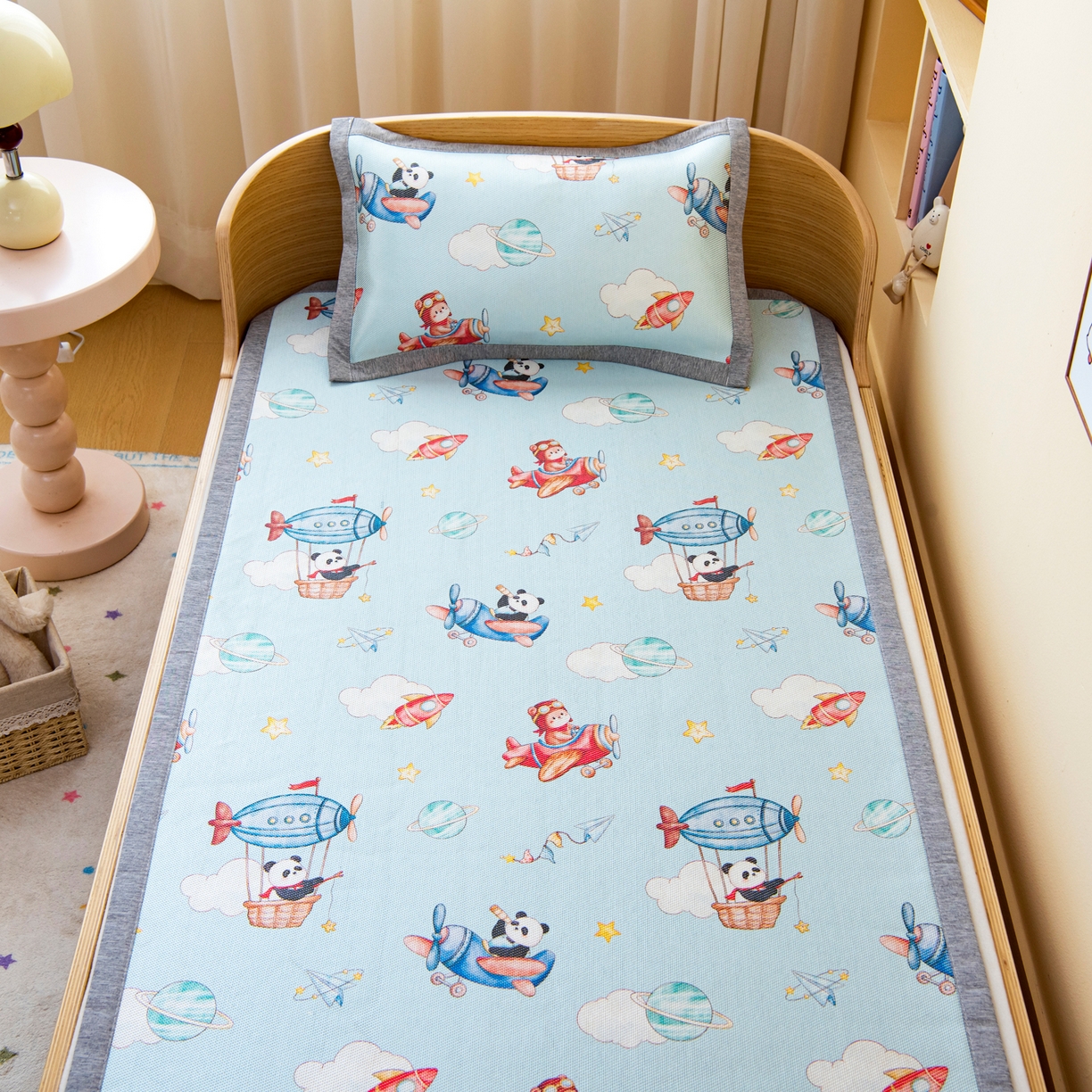 91家纺网 家纺一手货源 找家纺 吉咪兔家纺 2026新款席子幼儿园婴童儿童冰丝凉席冰丝席卡通藤席 飞行乐园