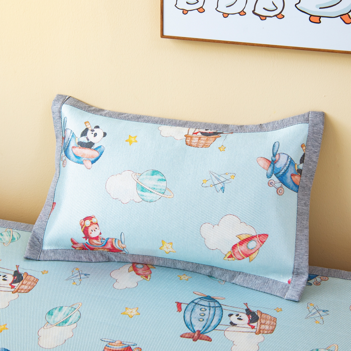 91家纺网 家纺一手货源 找家纺 吉咪兔家纺 2026新款席子幼儿园婴童儿童冰丝凉席冰丝席卡通藤席 飞行乐园