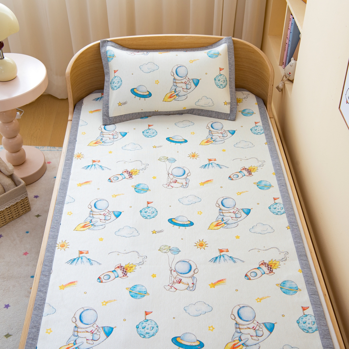 91家纺网 家纺一手货源 找家纺 吉咪兔家纺 2026新款席子幼儿园婴童儿童冰丝凉席冰丝席卡通藤席 宇航乐园