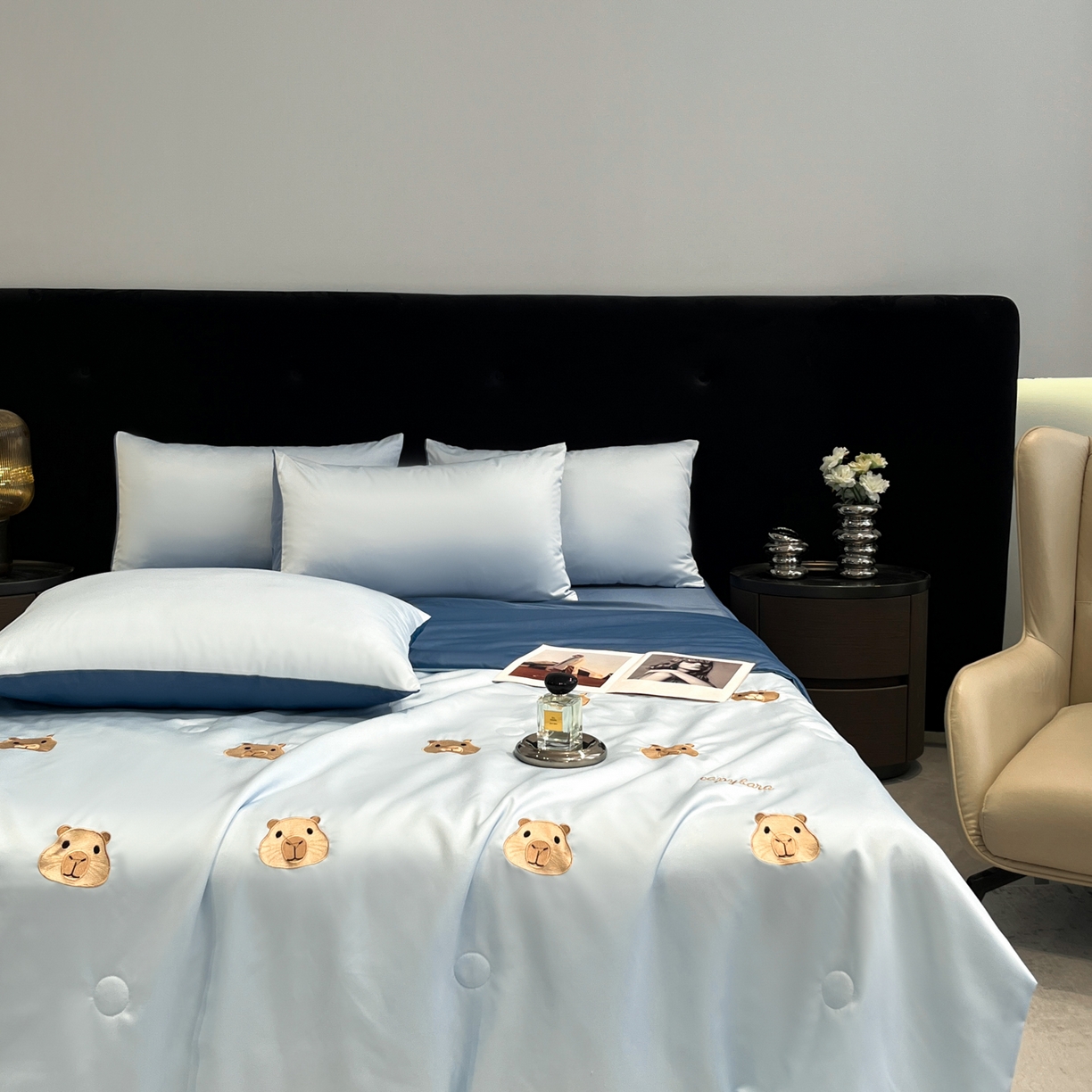 91家纺网 家纺一手货源 找家纺 红嘴企鹅 2026新款水洗冰丝刺绣夏被四件套 夏被-小熊 天兰