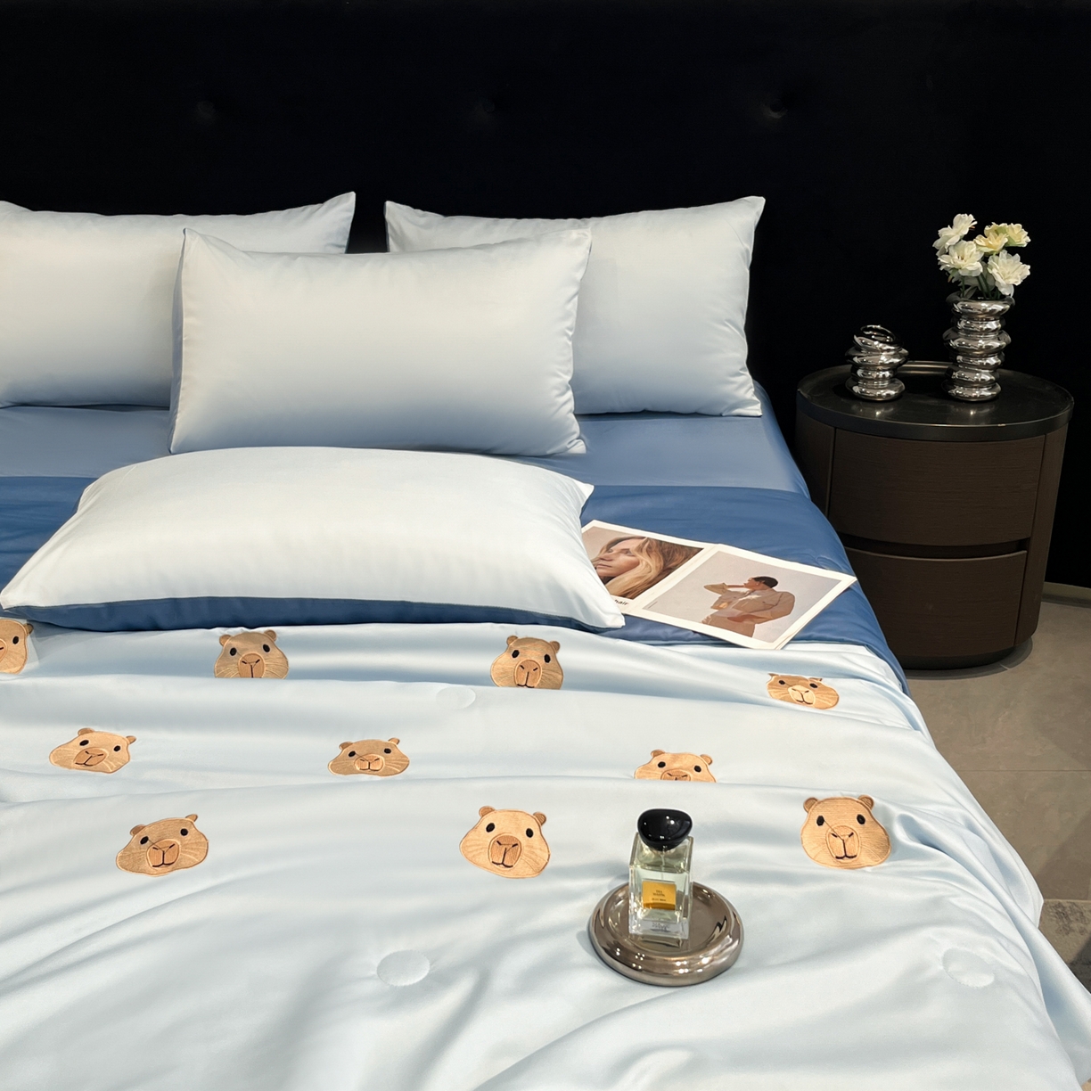 91家纺网 家纺一手货源 找家纺 红嘴企鹅 2026新款水洗冰丝刺绣夏被四件套 夏被-小熊 天兰