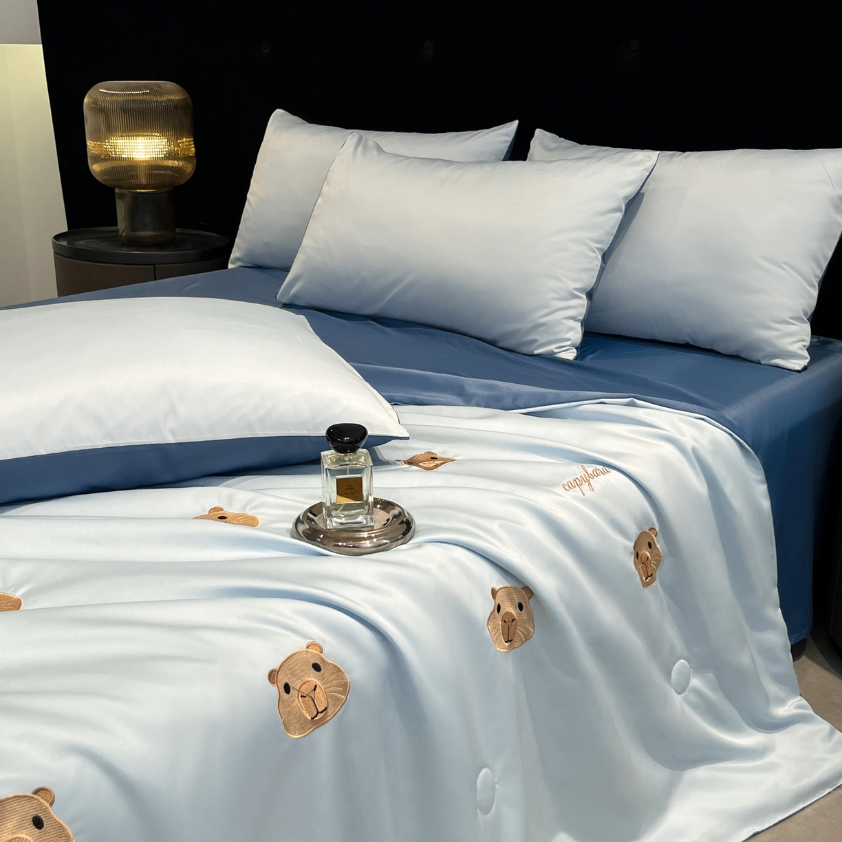 91家纺网 家纺一手货源 找家纺 红嘴企鹅 2026新款水洗冰丝刺绣夏被四件套 夏被-小熊 天兰