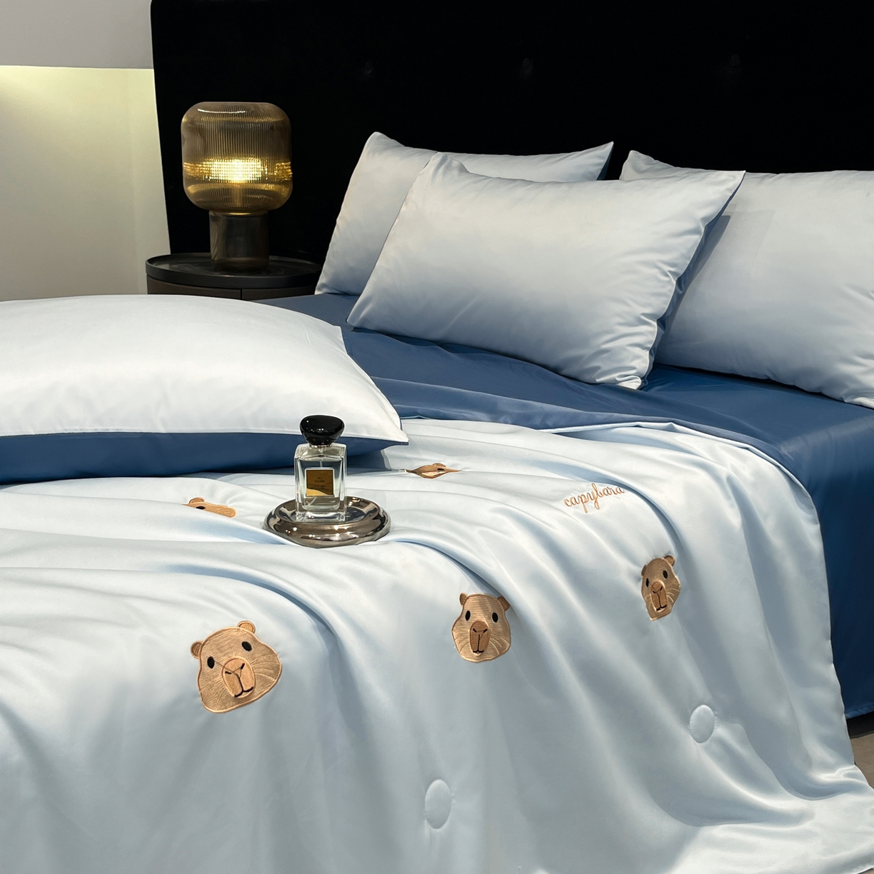 91家纺网 家纺一手货源 找家纺 红嘴企鹅 2026新款水洗冰丝刺绣夏被四件套 夏被-小熊 天兰