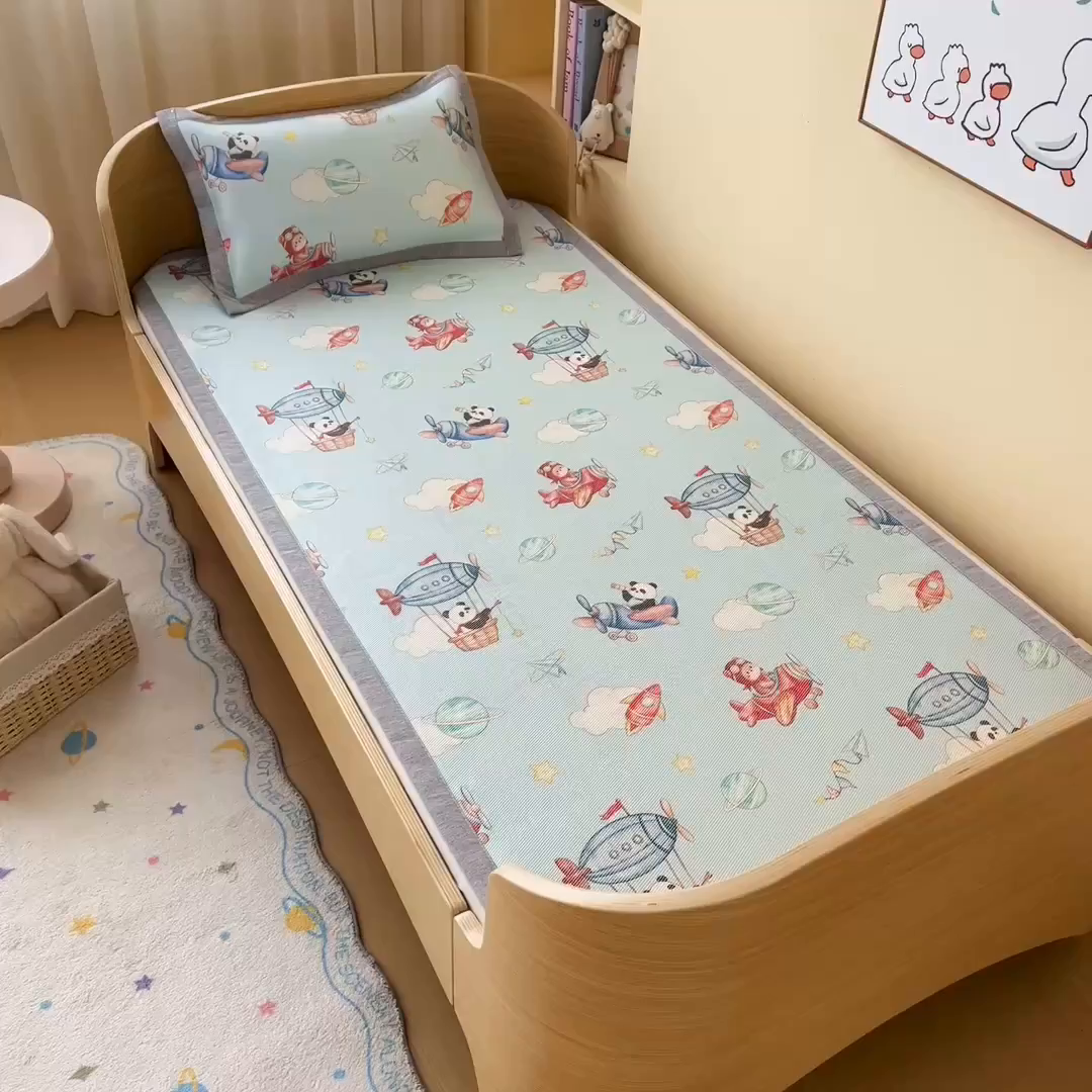 91家纺网 家纺一手货源 找家纺 吉咪兔家纺 2026新款席子幼儿园婴童儿童冰丝凉席冰丝席卡通藤席 飞行乐园