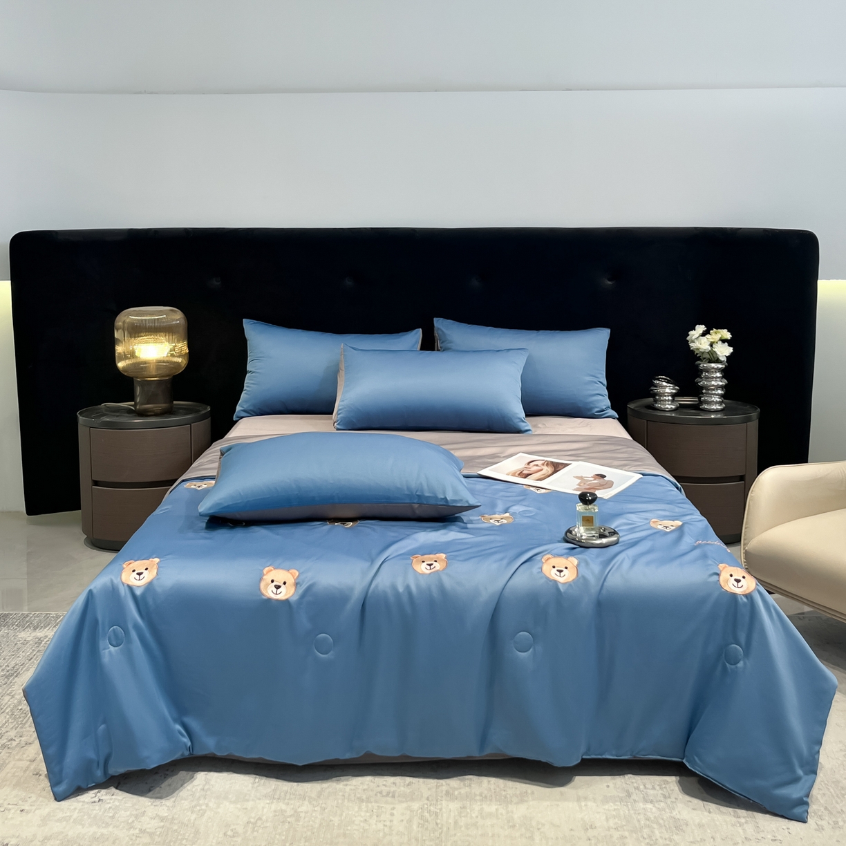 91家纺网 家纺一手货源 找家纺 红嘴企鹅 2026新款水洗冰丝刺绣夏被四件套 夏被-小熊宾利蓝