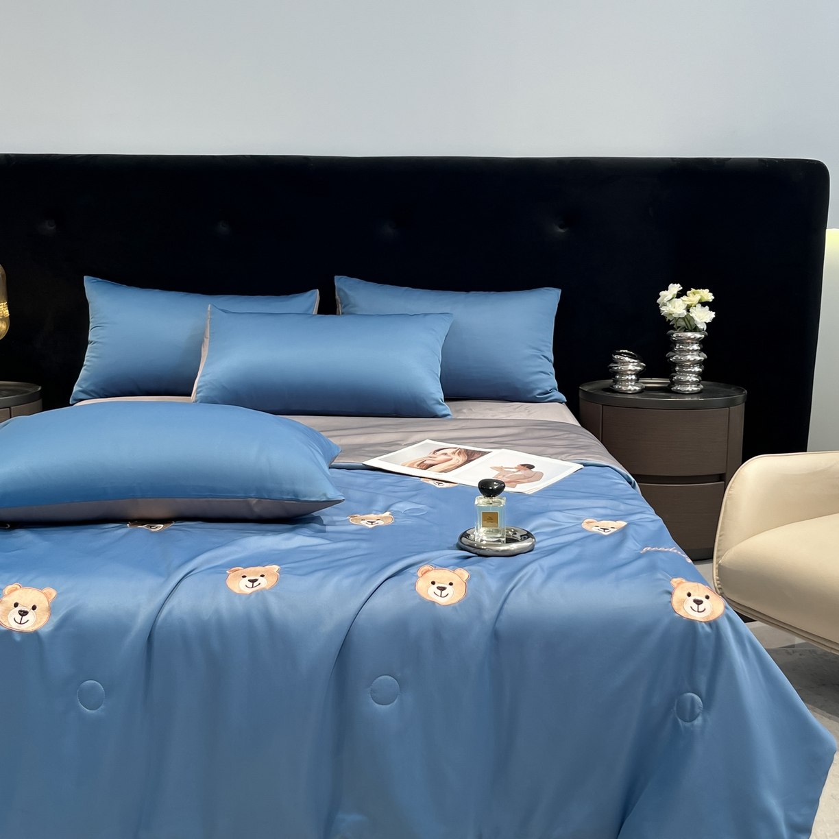 91家纺网 家纺一手货源 找家纺 红嘴企鹅 2026新款水洗冰丝刺绣夏被四件套 夏被-小熊宾利蓝