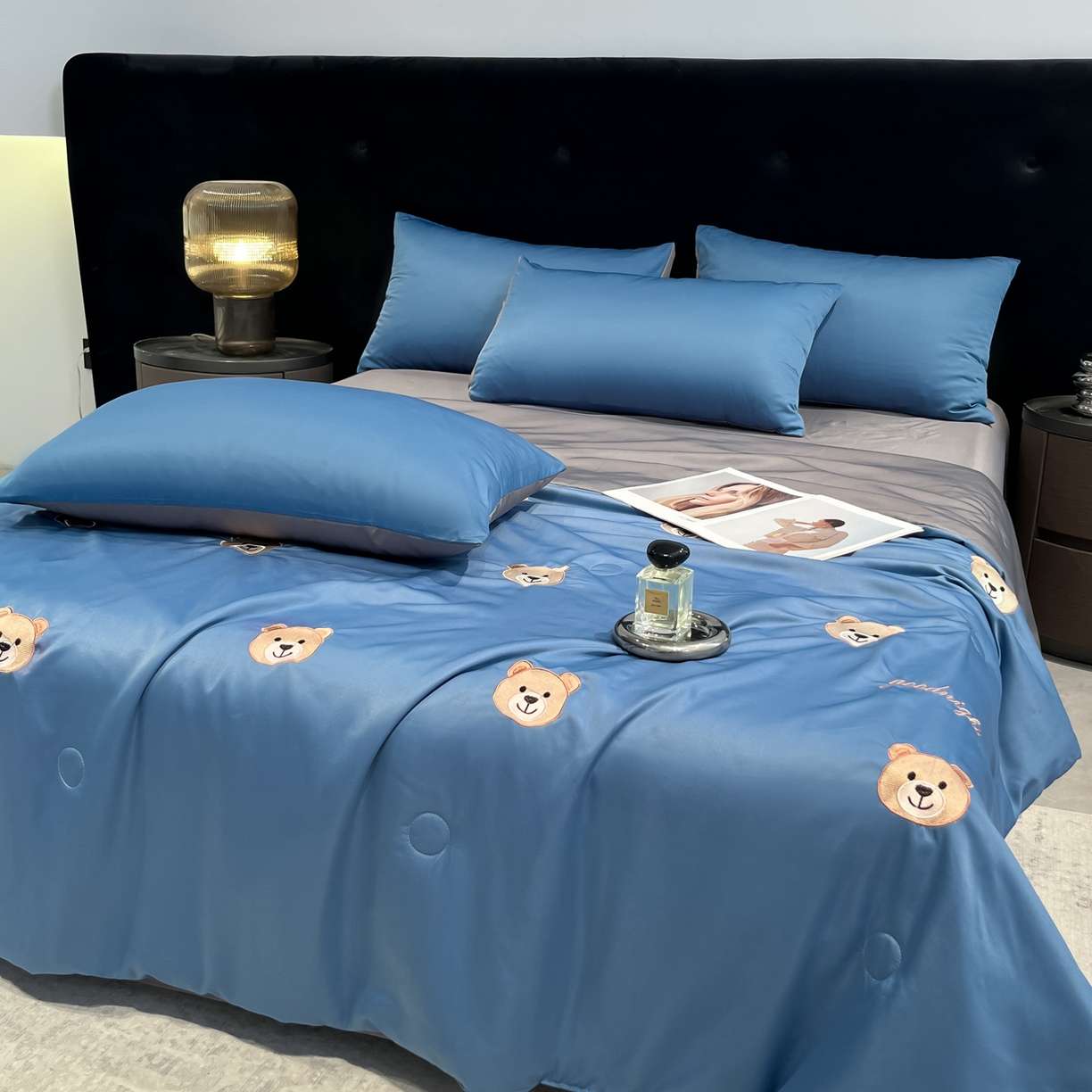 91家纺网 家纺一手货源 找家纺 红嘴企鹅 2026新款水洗冰丝刺绣夏被四件套 夏被-小熊宾利蓝