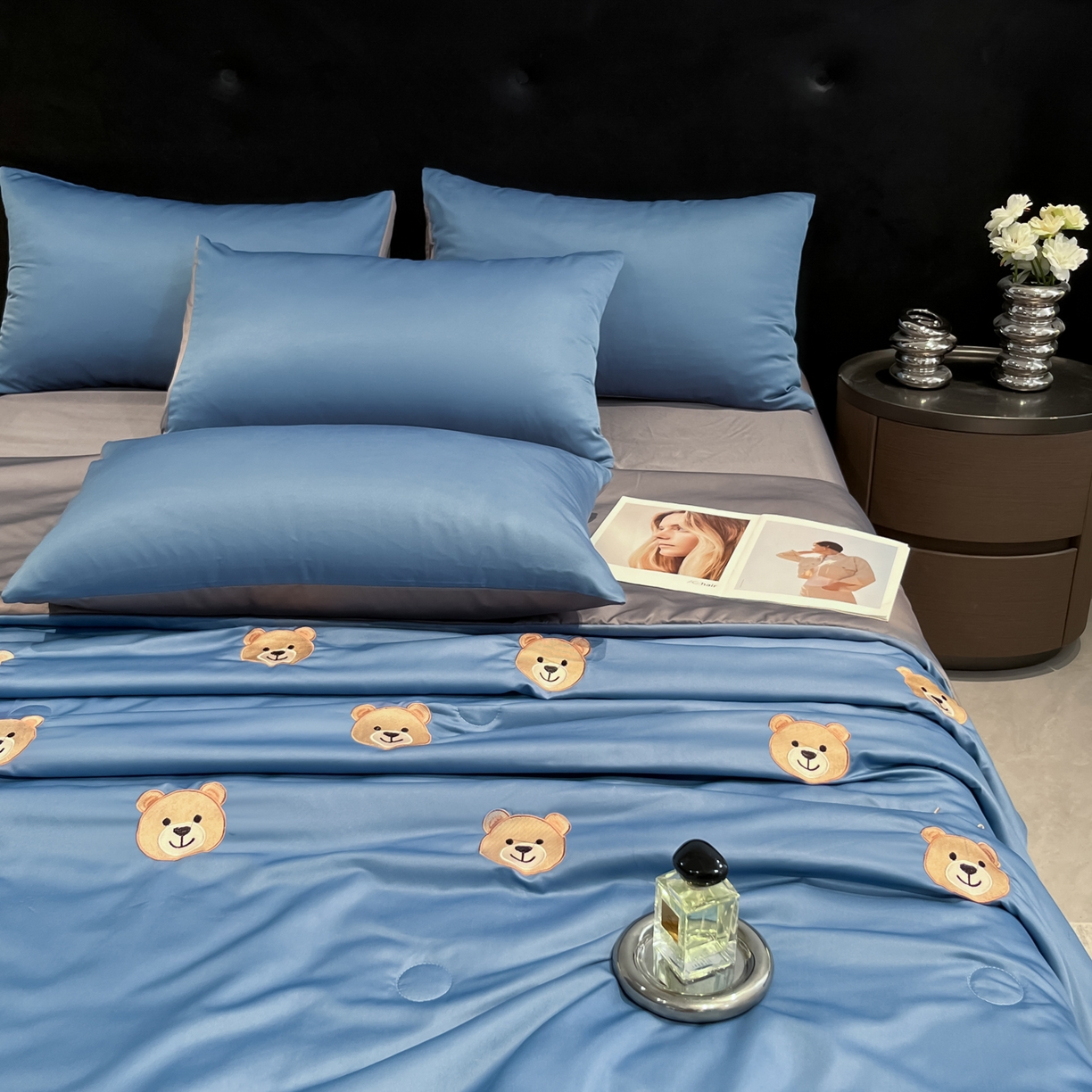 91家纺网 家纺一手货源 找家纺 红嘴企鹅 2026新款水洗冰丝刺绣夏被四件套 夏被-小熊宾利蓝