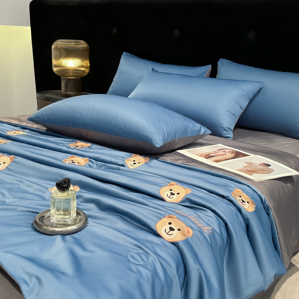 91家纺网 家纺一手货源 找家纺 红嘴企鹅 2026新款水洗冰丝刺绣夏被四件套 夏被-小熊宾利蓝