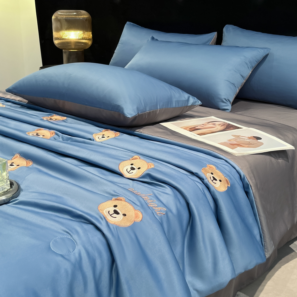 91家纺网 家纺一手货源 找家纺 红嘴企鹅 2026新款水洗冰丝刺绣夏被四件套 夏被-小熊宾利蓝